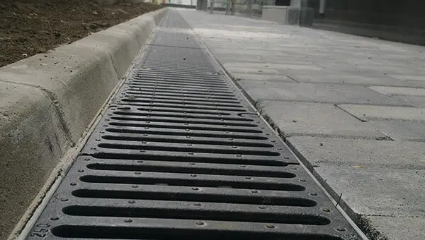 Kompozit Polimer Kanal Nedir? Ağır Yük ve Endüstriyel Drenajın Güçlü Çözümü